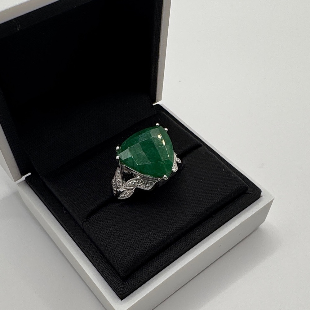 925 Silver Emerald ring with White topaz accent stones. Ring Size 7 - Picture 3 of 10
